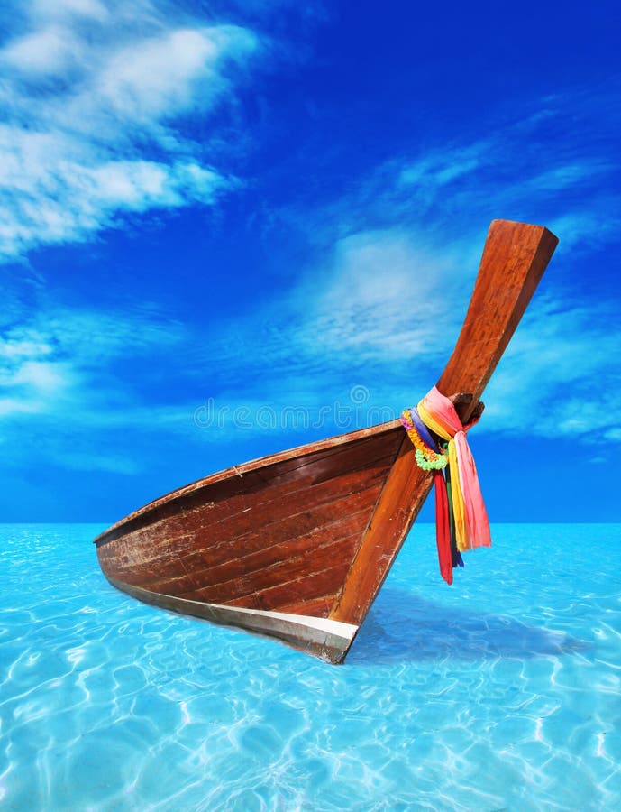 Barca di legno di Brown nel mare blu immagine stock libera da diritti