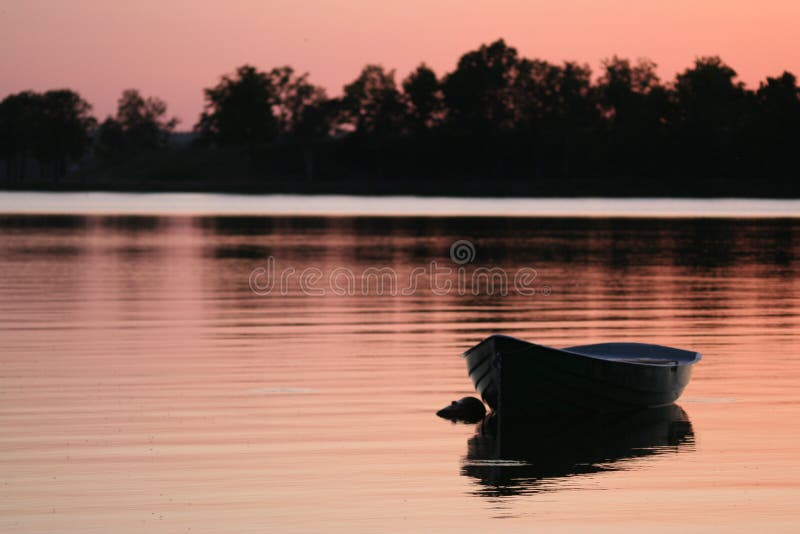 Barca di legno sul tramonto fotografia stock libera da diritti Barca di legno sul tramonto fotografia stock libera da diritti