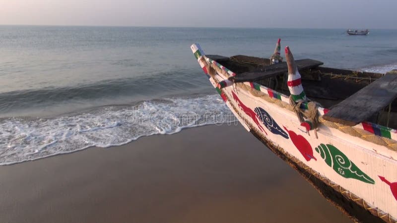 Barca di legno variopinta sulla costa di Mar Arabico, India stock footage