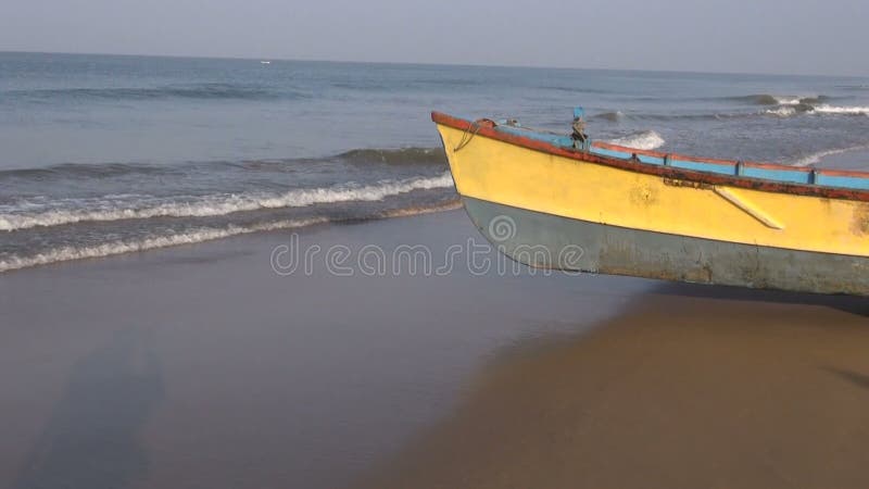 Barca di legno variopinta sulla spiaggia del Kerala, India video d archivio