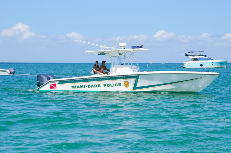 Barca di polizia di Miami-Dade sulla baia di Biscayne a Miami, Florida, U.S.A.