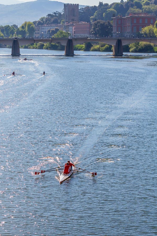 Barca di Sculling sul Arno a Firenze fotografia stock libera da diritti Barca di Sculling sul Arno a Firenze fotografia stock libera da diritti