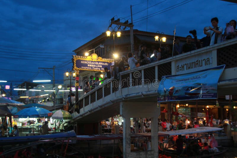 Barca di sera del mercato di Amphawa Tailandia fotografie stock libere da diritti Barca di sera del mercato di Amphawa Tailandia fotografie stock libere da diritti