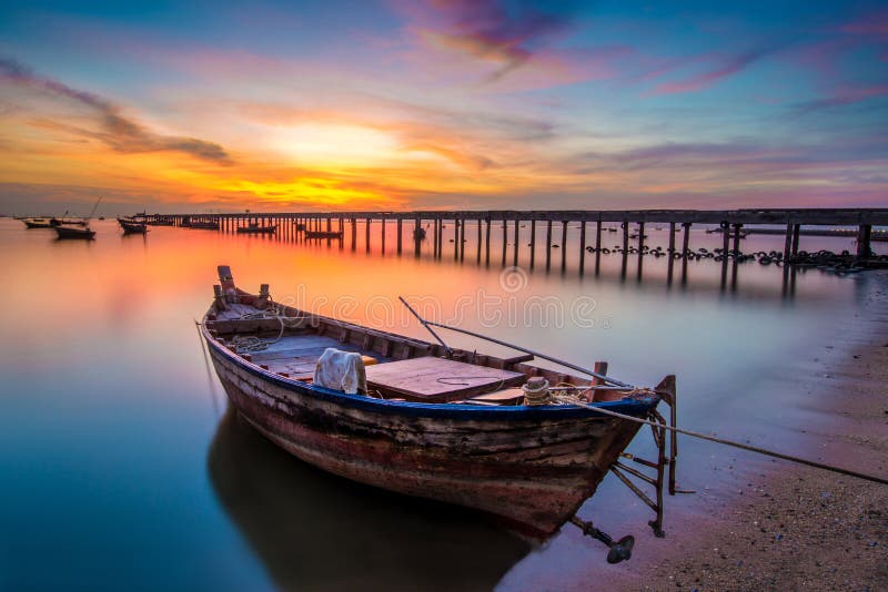 Barca e tramonto fotografie stock libere da diritti Barca e tramonto fotografie stock libere da diritti