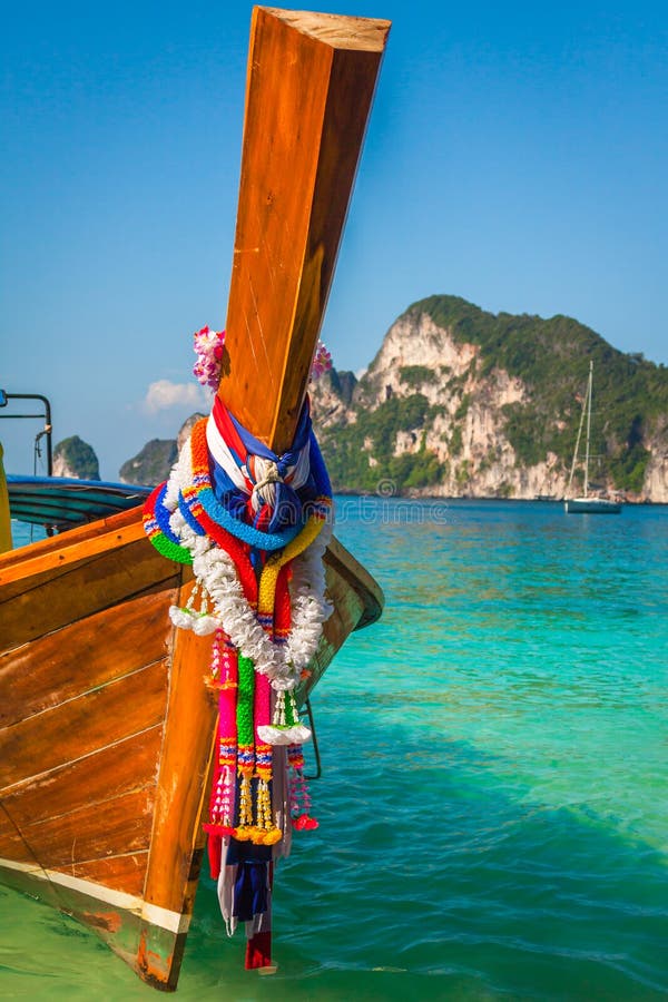 Barca lunga e spiaggia tropicale, mare delle Andamane, Phi Phi Islands, Thaila fotografia stock libera da diritti Barca lunga e spiaggia tropicale, mare delle Andamane, Phi Phi Islands, Thaila fotografia stock libera da diritti