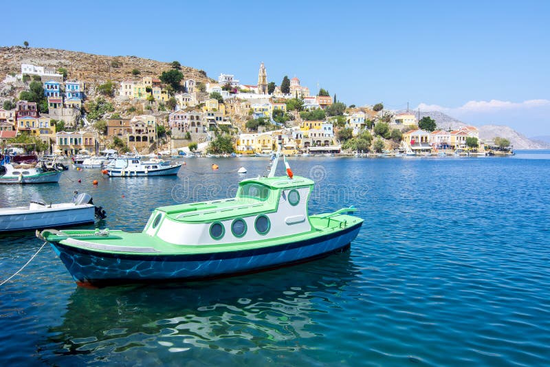 Barca nel porto della città di Symi, isole di Dodecanese, Grecia fotografia stock Barca nel porto della città di Symi, isole di Dodecanese, Grecia fotografia stock