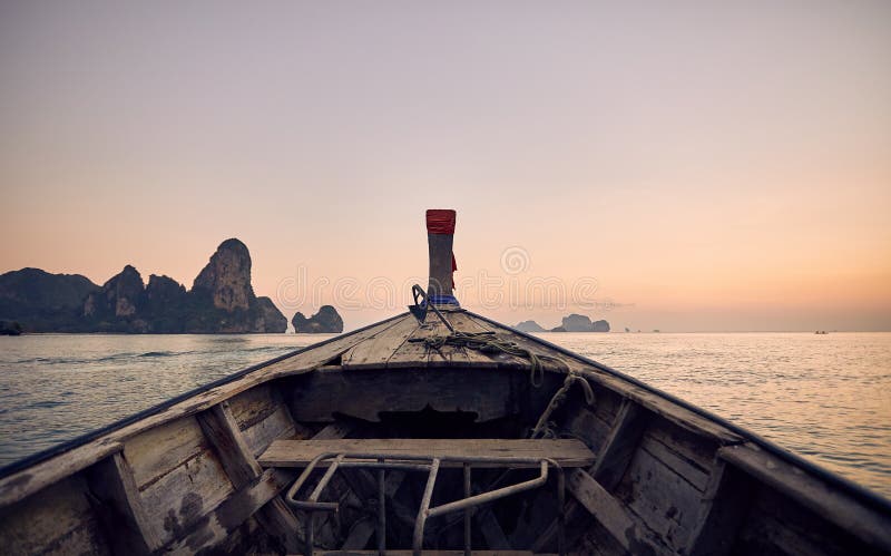 Barca nelle isole tropicali immagine stock Barca nelle isole tropicali immagine stock