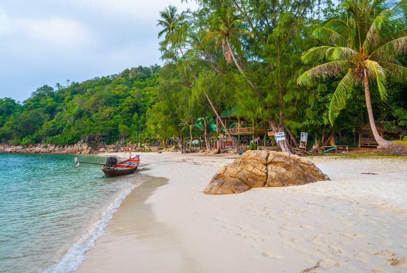 Barca tailandese alla spiaggia, Koh Pha Ngan fotografia stock libera da diritti Barca tailandese alla spiaggia, Koh Pha Ngan fotografia stock libera da diritti
