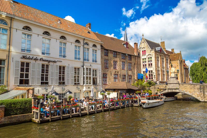 Barca turistica sul canale a Bruges fotografia stock libera da diritti Barca turistica sul canale a Bruges fotografia stock libera da diritti