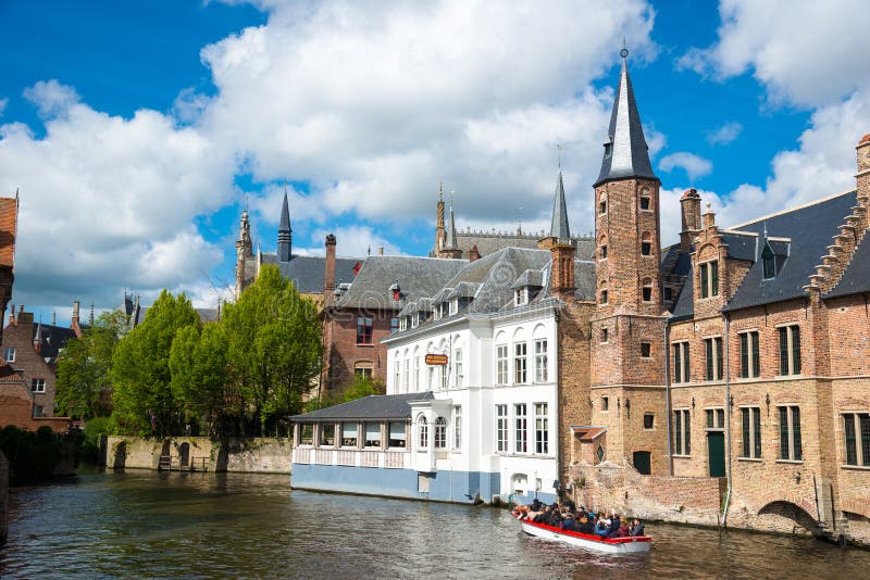 Barca turistica sul canale a Bruges in un bello giorno di estate, Belgio immagine stock libera da diritti Barca turistica sul canale a Bruges in un bello giorno di estate, Belgio immagine stock libera da diritti