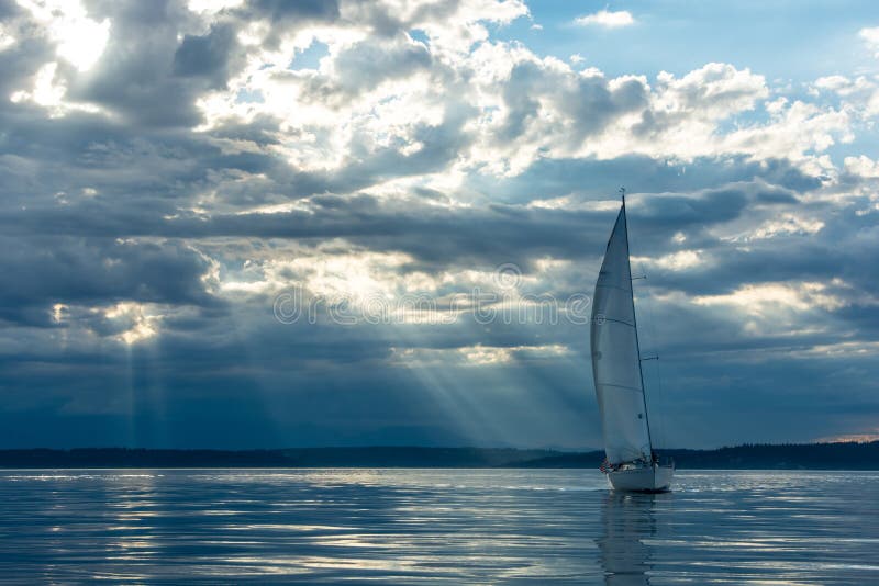 Barca a vela un tramonto fotografia stock libera da diritti Barca a vela un tramonto fotografia stock libera da diritti