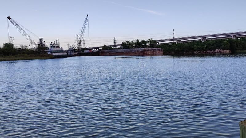 Barcaza de construcción en puerto deportivo o canal con puente