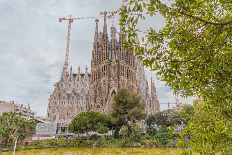 Barcellona, Spagna - 14 marzo 2019: Vista di Sagrada Familia, una grande chiesa di Roman Catholic a Barcellona, Spagna Progettato fotografia stock libera da diritti Barcellona, Spagna - 14 marzo 2019: Vista di Sagrada Familia, una grande chiesa di Roman Catholic a Barcellona, Spagna Progettato fotografia stock libera da diritti