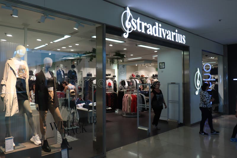 España 29 Septiembre De 2019 : Tienda Stradivarius En Mall Foto - Imagen de manera, centro: 163561156