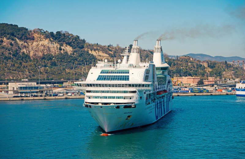 Barcelona, Espa?a - 30 de marzo de 2016: rapsodia G?nova del barco de cruceros GNV en puerto Viaje del destino del barco de cruce foto de archivo libre de regalías Barcelona, Espa?a - 30 de marzo de 2016: rapsodia G?nova del barco de cruceros GNV en puerto Viaje del destino del barco de cruce foto de archivo libre de regalías