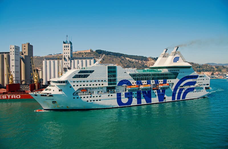 Barcelona, Espa?a - 30 de marzo de 2016: rapsodia G?nova de la nave o del trazador de l?neas GNV en puerto del mar en paisaje de fotos de archivo Barcelona, Espa?a - 30 de marzo de 2016: rapsodia G?nova de la nave o del trazador de l?neas GNV en puerto del mar en paisaje de fotos de archivo