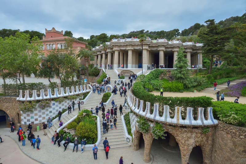 BARCELONA, ESPANHA - 28 DE ABRIL: Gaudi Parc Guell - Barcelona o 28 de abril de 2016 em Barcelona, Espanha foto de stock BARCELONA, ESPANHA - 28 DE ABRIL: Gaudi Parc Guell - Barcelona o 28 de abril de 2016 em Barcelona, Espanha foto de stock