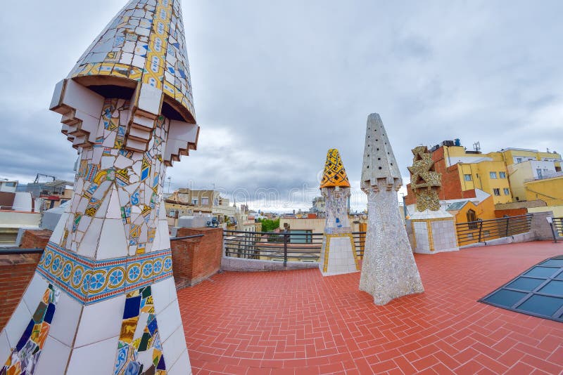 BARCELONA, ESPANHA - 28 DE ABRIL: Telhe o terraço do palácio de Palau Guell o 28 de abril de 2016 em Barcelona, Espanha imagem de stock BARCELONA, ESPANHA - 28 DE ABRIL: Telhe o terraço do palácio de Palau Guell o 28 de abril de 2016 em Barcelona, Espanha imagem de stock