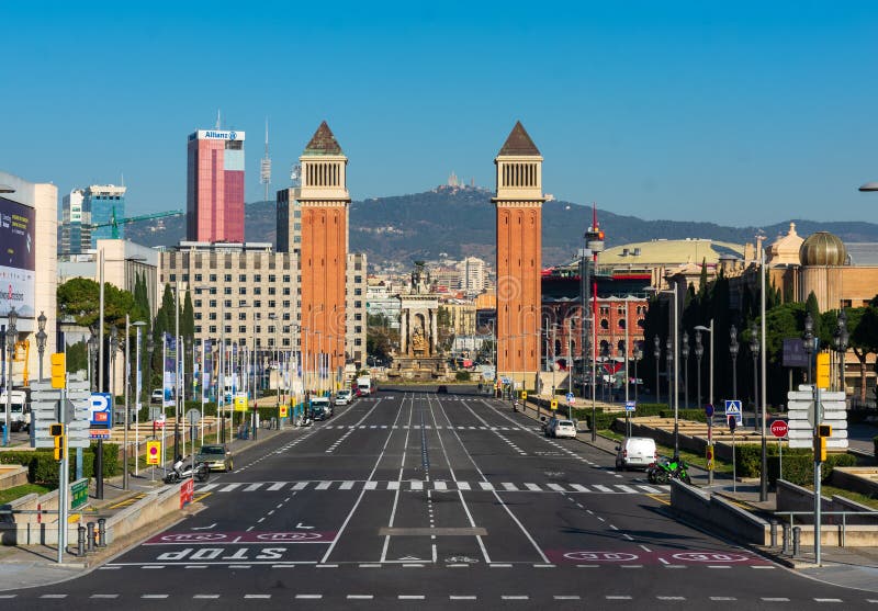 Barcelona, Espanha - 23 de fevereiro de 2019: Ideia das torres Venetian em Barcelona com rua vazia, dos moutains na parte traseir imagens de stock Barcelona, Espanha - 23 de fevereiro de 2019: Ideia das torres Venetian em Barcelona com rua vazia, dos moutains na parte traseir imagens de stock