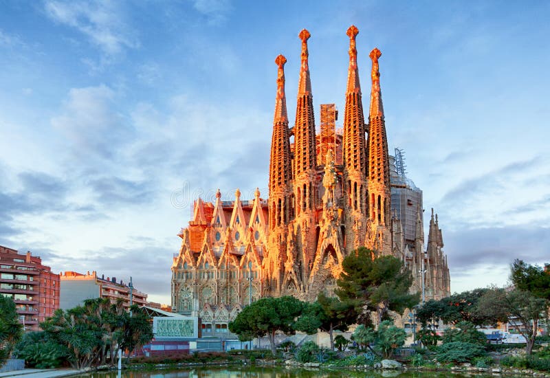 BARCELONA, ESPANHA - 10 DE FEVEREIRO: La Sagrada Familia imagem de stock royalty free BARCELONA, ESPANHA - 10 DE FEVEREIRO: La Sagrada Familia imagem de stock royalty free