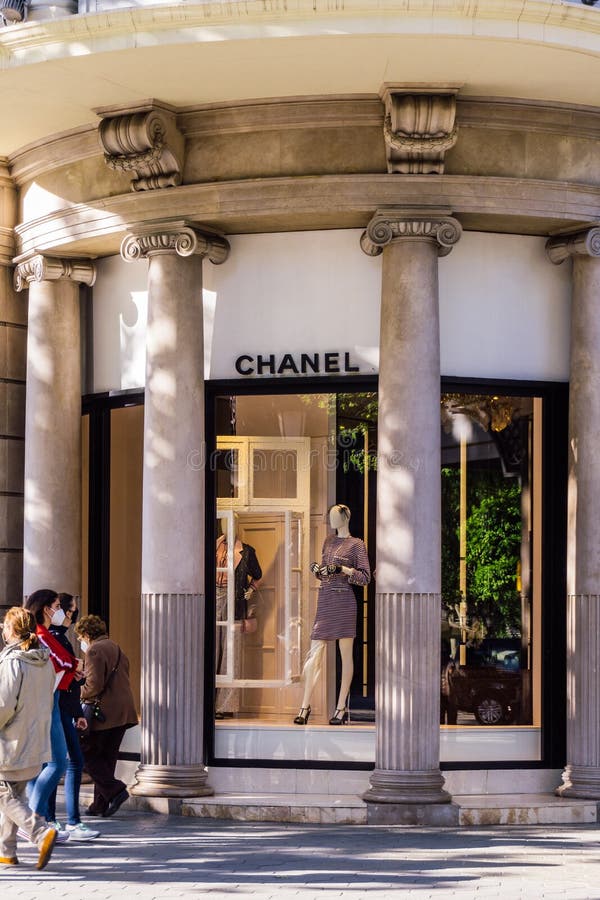 Fachada da loja Chanel na rua de Viena — Fotografia de Stock Editorial ©  Krasnevsky #146940659