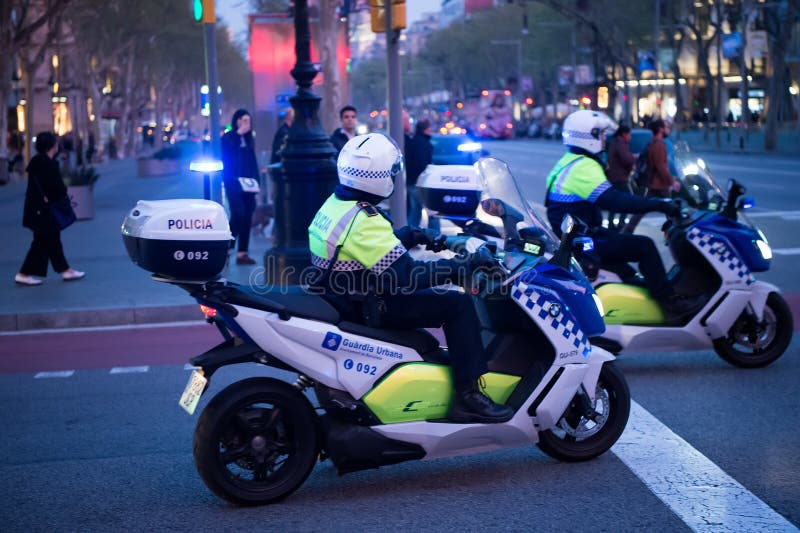 Barcelona, Espanha - 30 de março de 2016: polícia de trânsito em motocicletas na estrada transversaa na noite Polícia da patrulha imagens de stock Barcelona, Espanha - 30 de março de 2016: polícia de trânsito em motocicletas na estrada transversaa na noite Polícia da patrulha imagens de stock