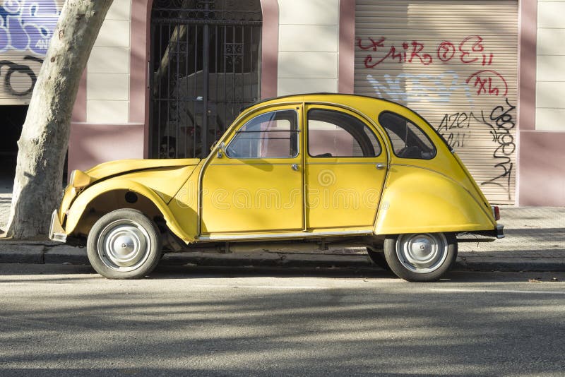 Barcelona, Espanha - 28 de setembro 2016: carro velho Citroen 2CV do temporizador imagens de stock Barcelona, Espanha - 28 de setembro 2016: carro velho Citroen 2CV do temporizador imagens de stock