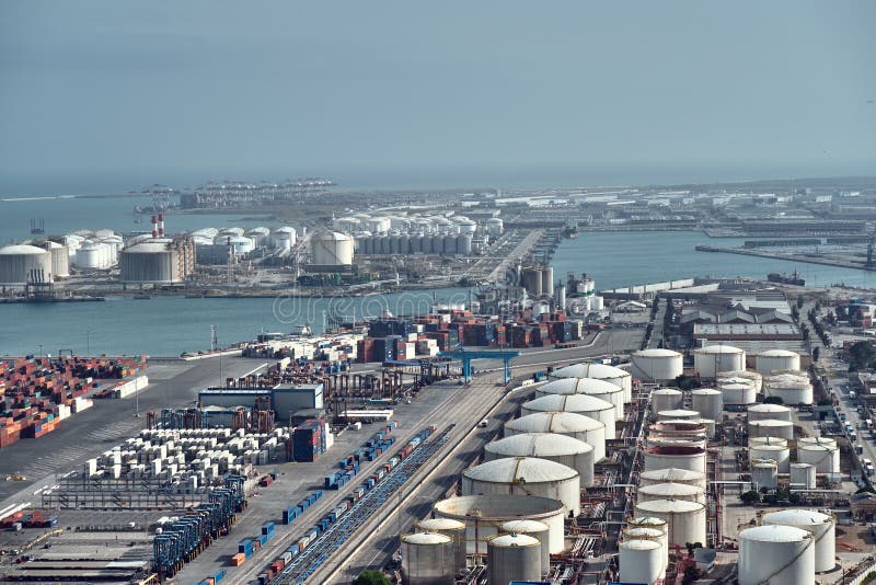 Barcelona, Espanha - maio, 27 2018: vista aérea aos tanques de armazenamento do óleo e aos recipientes de carga no porto de Barce fotos de stock Barcelona, Espanha - maio, 27 2018: vista aérea aos tanques de armazenamento do óleo e aos recipientes de carga no porto de Barce fotos de stock