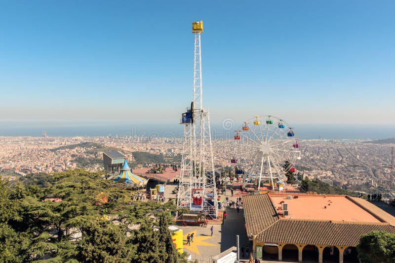 Barcelona, España - 15 de marzo de 2019: El parque de atracciones de Tibidabo en el soporte Tibidabo en fondo del cielo azul, Bar fotos de archivo libres de regalías Barcelona, España - 15 de marzo de 2019: El parque de atracciones de Tibidabo en el soporte Tibidabo en fondo del cielo azul, Bar fotos de archivo libres de regalías