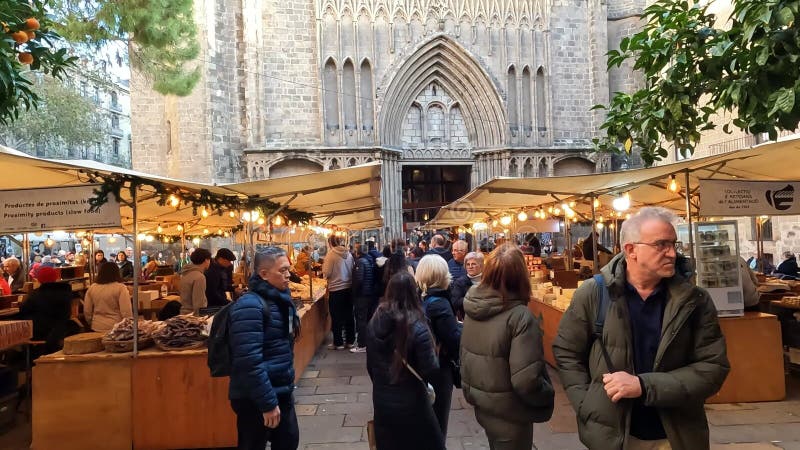 Barcelona hiszpania grudzień 13 2023 r.. ekologiczny rynek żywności w placa del pi przed bazyliką w gotyckiej ćwierci