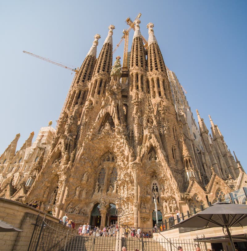 Barcelona Hiszpania, Sierpień, - 5, 2018: Sagrada Familia w hiszpańskim Widok wysoki góruje w budowie fotografia stock Barcelona Hiszpania, Sierpień, - 5, 2018: Sagrada Familia w hiszpańskim Widok wysoki góruje w budowie fotografia stock