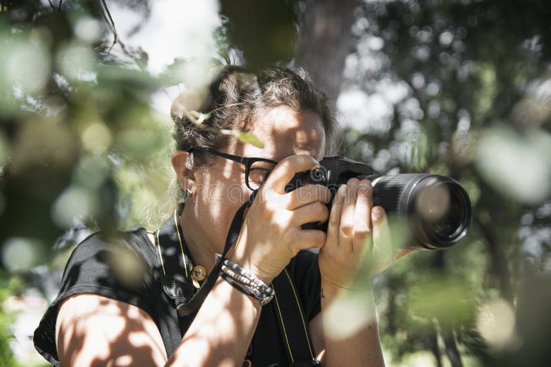 BARCELONA, 23 MAART: Jonge vrouwen professionele fotograaf die beelden met een camera langs een avonturenreis nemen royalty-vrije stock fotografie BARCELONA, 23 MAART: Jonge vrouwen professionele fotograaf die beelden met een camera langs een avonturenreis nemen royalty-vrije stock fotografie