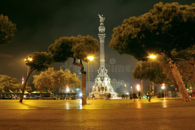 Parco di alberi nella zona vicino al porto di Barcellona, con la statua di Cristoforo Colombo indietro.