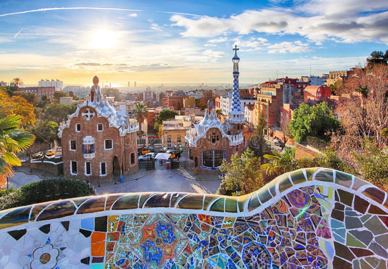 Parco Guell di barcellona, in Spagna, con il sole.