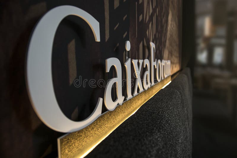 BARCELONA, 6 SEPTEMBER: Cultutal het centrumembleem van het Caixaforum in het restaurantgebied stock fotografie BARCELONA, 6 SEPTEMBER: Cultutal het centrumembleem van het Caixaforum in het restaurantgebied stock fotografie