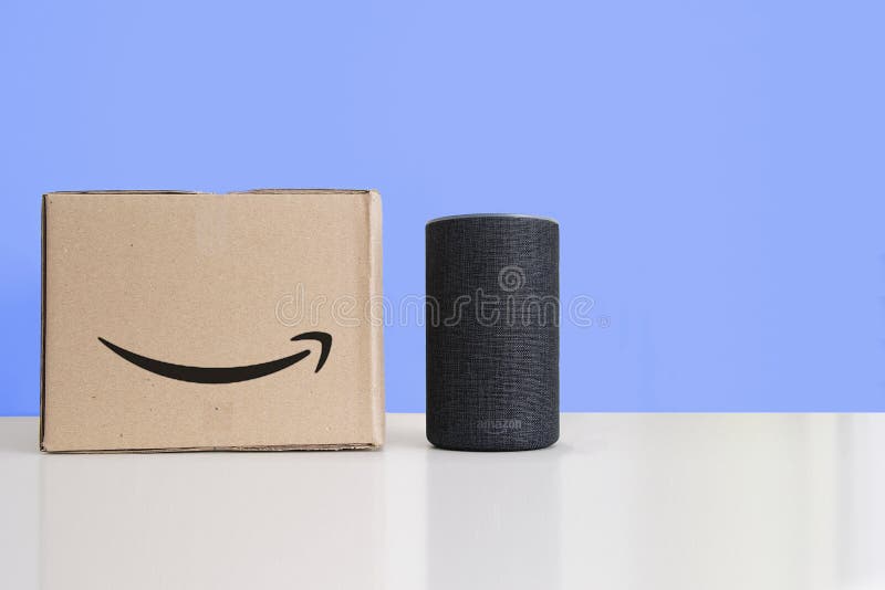 BARCELONA - SEPTEMBER 2018: De Dienst van Amazonië Echo Smart Home Alexa Voice naast een orde in een kartondoos in een woonkamer stock foto BARCELONA - SEPTEMBER 2018: De Dienst van Amazonië Echo Smart Home Alexa Voice naast een orde in een kartondoos in een woonkamer stock foto