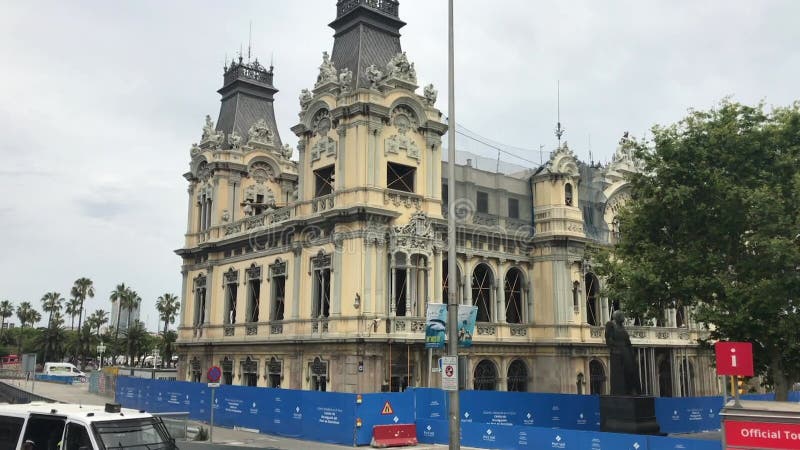 Barcelona spain. en dubbeldäckare som kör en gata framför en byggnad