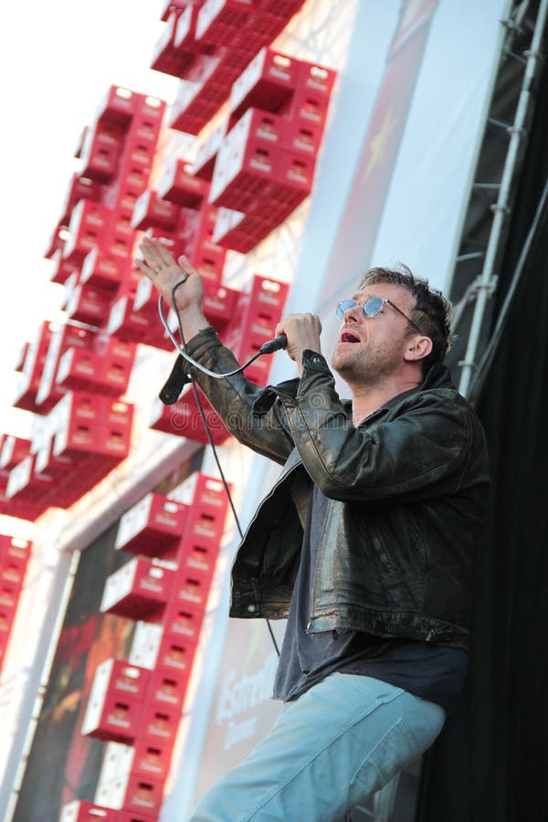 BARCELONA, SPAIN - JULY 11, 2014: Damon Albarn, singer from Blur, performing live royalty free stock image BARCELONA, SPAIN - JULY 11, 2014: Damon Albarn, singer from Blur, performing live royalty free stock image