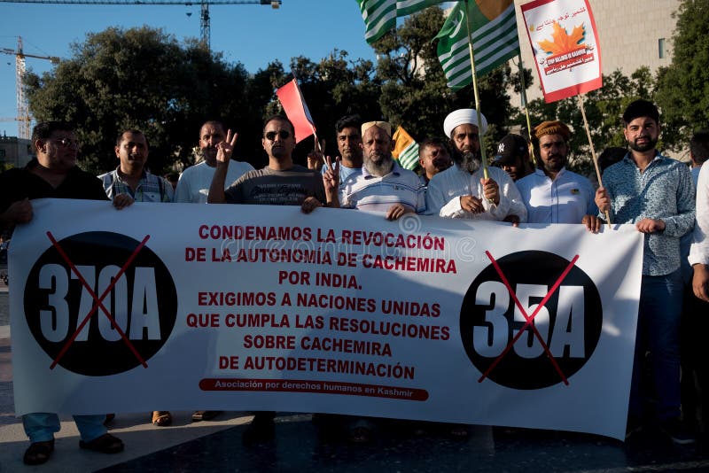 Barcelona, Spanien - 10. August 2019: Kaschmir und pakistanische Angehörige protestieren und zeigen gegen Inder widerrufen von au lizenzfreie stockfotos Barcelona, Spanien - 10. August 2019: Kaschmir und pakistanische Angehörige protestieren und zeigen gegen Inder widerrufen von au lizenzfreie stockfotos