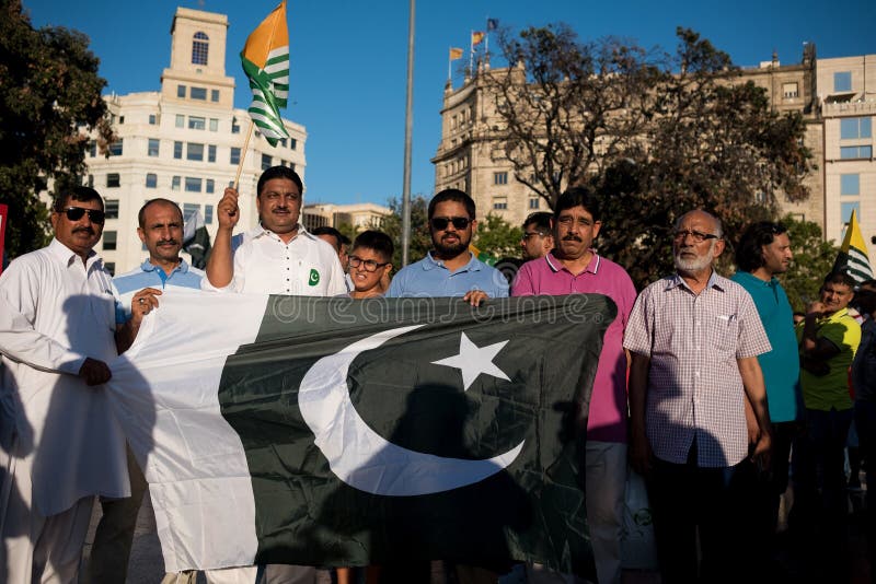 Barcelona Spanien - 10 august 2019: Kashmir och pakistanska medborgare protesterar och visar mot indier upphävar av autonomt arkivfoto Barcelona Spanien - 10 august 2019: Kashmir och pakistanska medborgare protesterar och visar mot indier upphävar av autonomt arkivfoto
