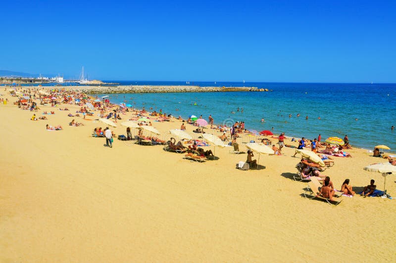 Barceloneta Strand I Barcelona, Spanien Redaktionell Foto ...