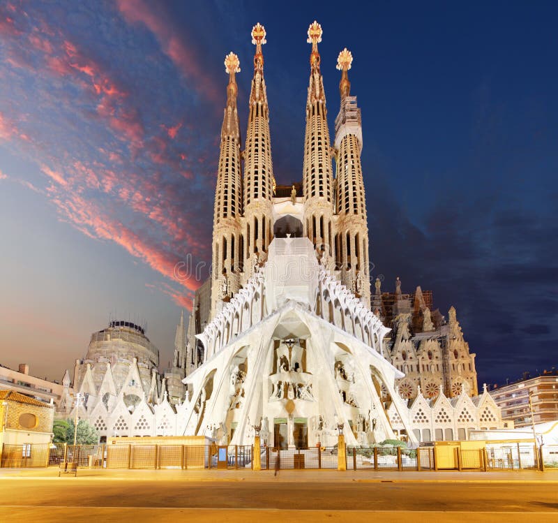 BARCELONA SPANIEN - FEBRUARI 10, 2016: Sagrada Familia basilika I arkivbild BARCELONA SPANIEN - FEBRUARI 10, 2016: Sagrada Familia basilika I arkivbild
