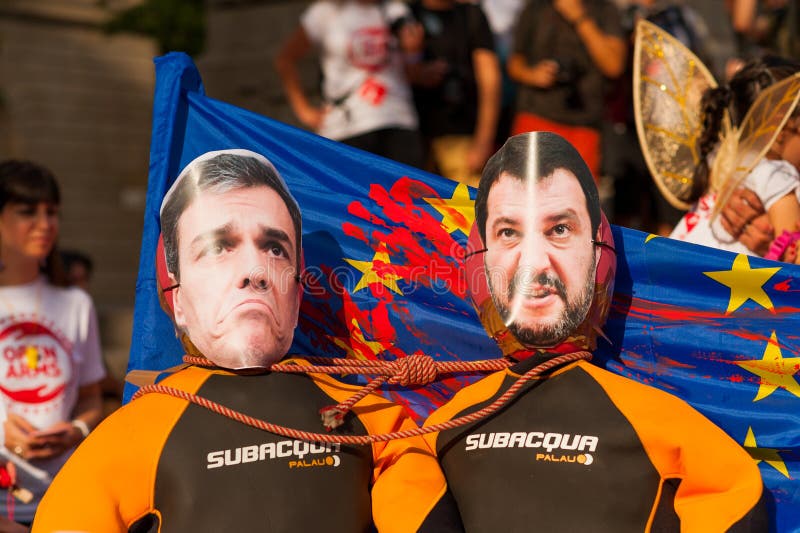 Barcelona Spanien 17 juli 2019: unga aktivister marscherar rymma gummijollen med den europeiska fackliga flaggan och Matteo Salvi royaltyfri bild Barcelona Spanien 17 juli 2019: unga aktivister marscherar rymma gummijollen med den europeiska fackliga flaggan och Matteo Salvi royaltyfri bild