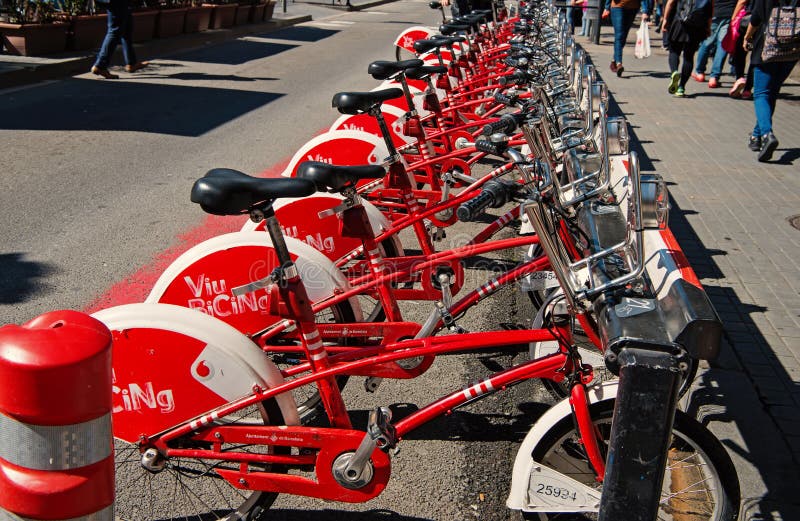 Barcelona, Spanien - 30. M?rz 2016: Fahrr?der f?r Miete Fahrr?der Viu Bicing ?ffentliche Transportmittel des Fahrrades Stadtrundf stockfoto Barcelona, Spanien - 30. M?rz 2016: Fahrr?der f?r Miete Fahrr?der Viu Bicing ?ffentliche Transportmittel des Fahrrades Stadtrundf stockfoto