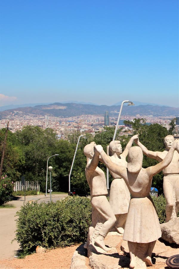 Barcelona, Spanje, Augustus 2016 De plastische samenstelling van de Catalanen die de nationale dans en de mening van de stad dans stock fotografie Barcelona, Spanje, Augustus 2016 De plastische samenstelling van de Catalanen die de nationale dans en de mening van de stad dans stock fotografie
