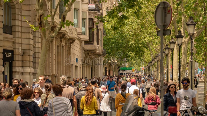 Barcelona, Spanje 10 mei, 2019 Honderden toeristen van over de hele wereld bezoeken de straten van Barcelona in een de lentemidda stock afbeelding Barcelona, Spanje 10 mei, 2019 Honderden toeristen van over de hele wereld bezoeken de straten van Barcelona in een de lentemidda stock afbeelding