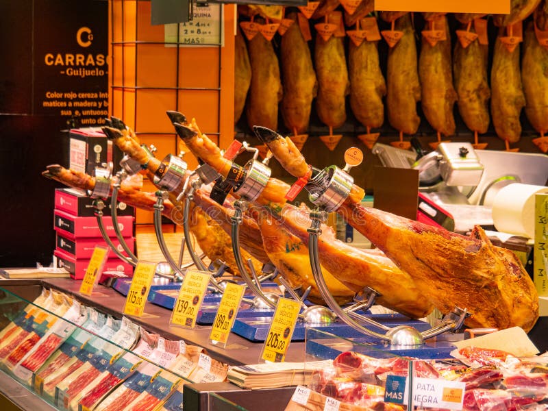 Barcelone, Espagne- août 2019 : Différents types de jamon sur les étagères de boucherie, vue moyenne Achats à Barcelone Jamon