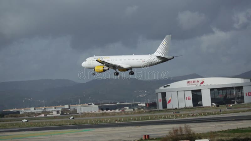 Barcelone espagne 23 janvier 2020 : airbus a320 vueling avec inscription ecklt volant le jour nuageux approchant banque de vidéos