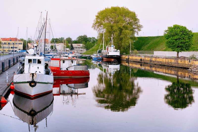 Barche a fianco del fiume Dane nella città vecchia immagini stock libere da diritti Barche a fianco del fiume Dane nella città vecchia immagini stock libere da diritti