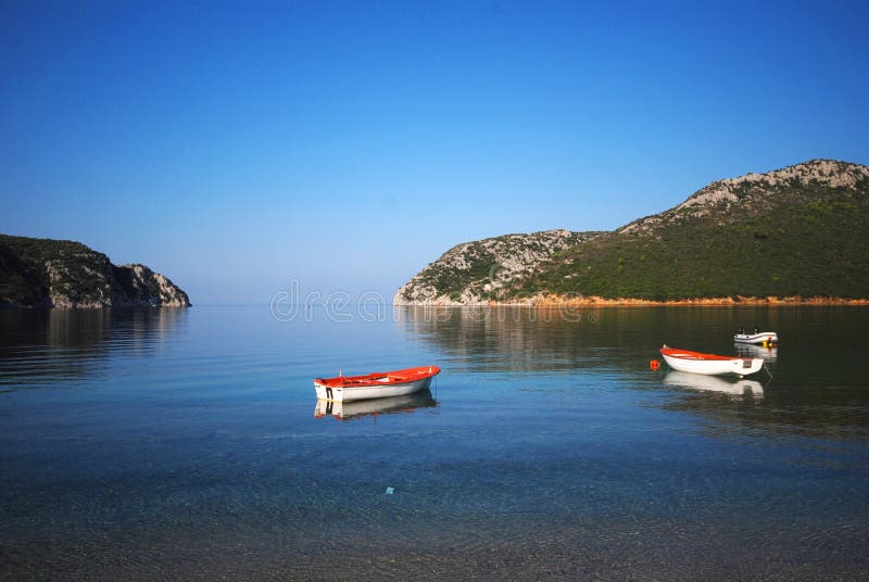 Barche ancorate in baia fotografie stock libere da diritti Barche ancorate in baia fotografie stock libere da diritti